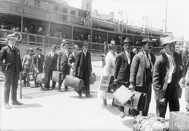 IMMIGRANTS ARRIVING IN U.S.A., ELLIS ISLAND. MAY 27, 1920. INP B/W PHOTOGRAPH.