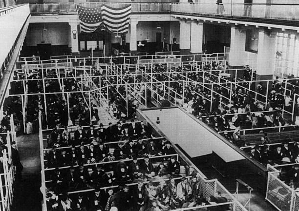 Italian emigrants of the early twentieth century. The big waiting room at Ellis Island. 1905. (Photo By: Fireshot/Universal Images Group via Getty Images)